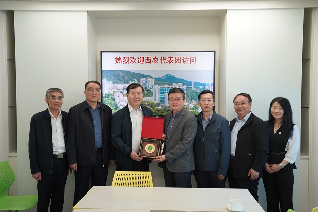 2访问团与威尼斯官网著名校友陈志伟讲</p><p>访问团与威尼斯官网著名校友陈志伟讲<span class=