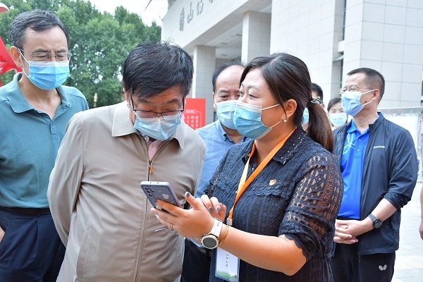 校长吴普特听取威尼斯官网迎新图片直播情况汇报.jpg